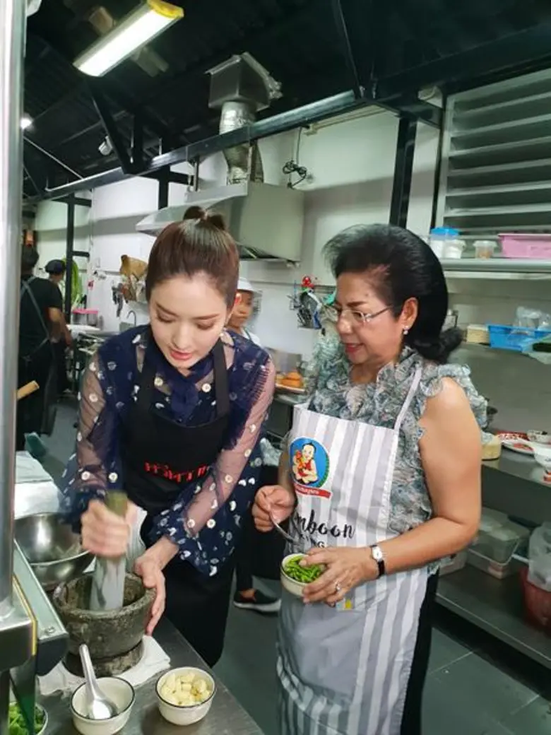 ทีวีไกด์: รายการ “ตลาดสดพระราม ๔” สวยครบเครื่อง “แอฟ-ทักษอร” โชว์เสน่ห์ปลายจวัก ใน “ตลาดสดพระราม ๔”