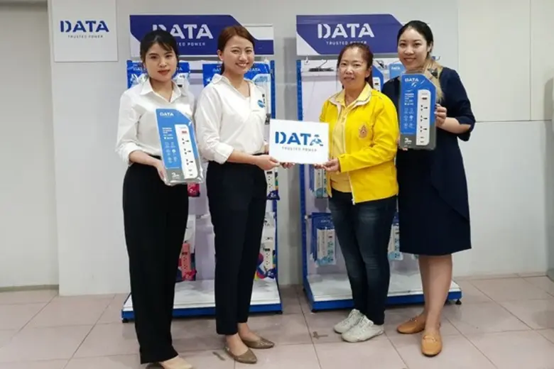 นางสาวอิสริยา วัฒนจงกล ( คนกลาง ) ผู้จัดก...