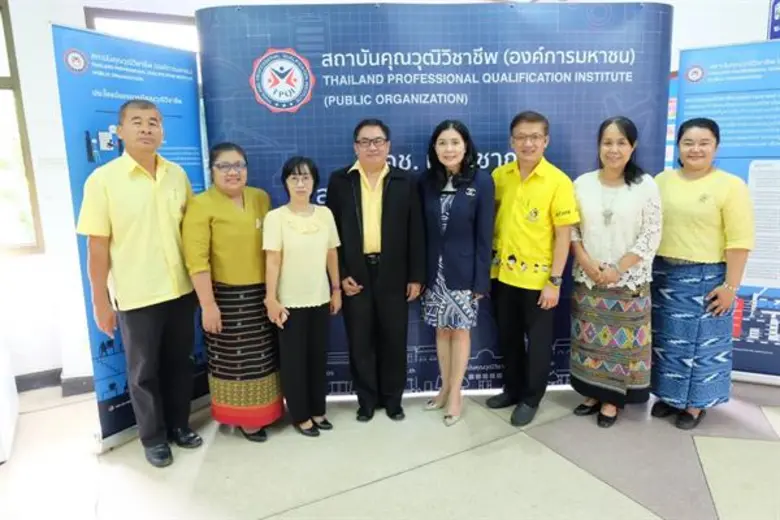 นายเลิศชาย รัตนะ ผู้อำนวยการโรงเรียนพิริย...