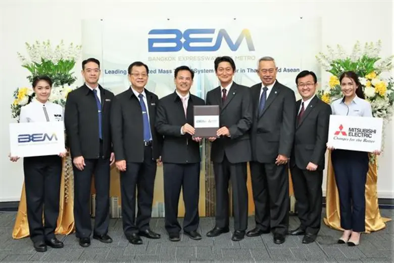 มร.มุเนอิสะ โอกาโมโตะ (ขวา) กรรมการผู้จัด...