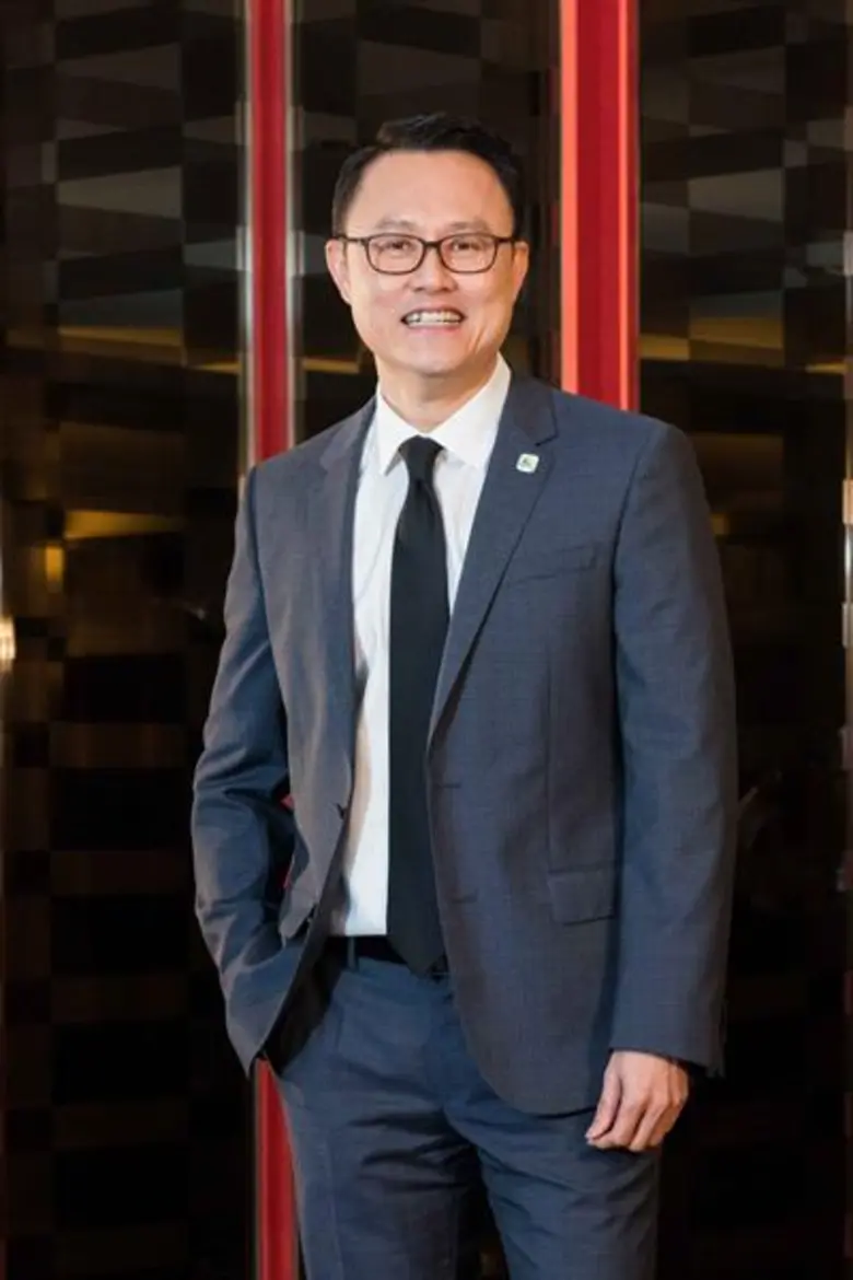 นายพิพิธ เอนกนิธิ กรรมการผู้จัดการ ธนาคาร...