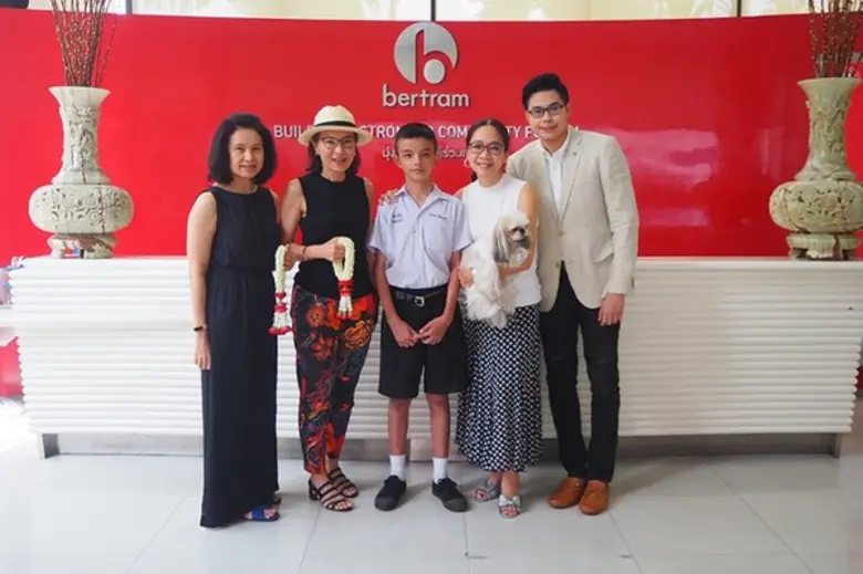 คุณสุวรรณา เอี่ยมพิกุล (ที่ 2 จากซ้าย) ปร...