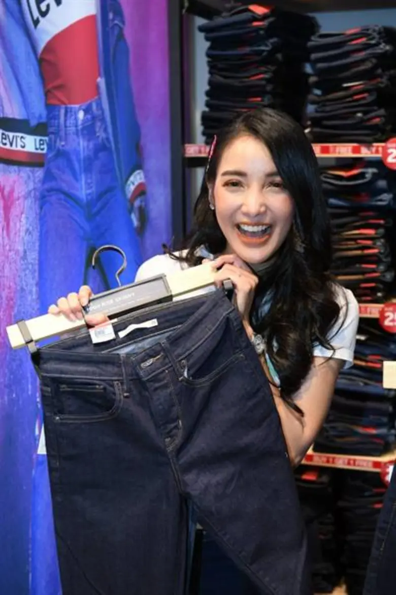 มหกรรมเซลล์ครั้งใหญ่ที่สุดแห่งปี กลับมาแล้ว !! ลีวายส์(R) ระเบิดโปรแรงสุดคุ้ม ซื้อ 1 แถม 1 พร้อมแจกโชคลุ้นรับเวสป้า 5 คัน 26-31 กรกฎาคมนี้เท่านั้น