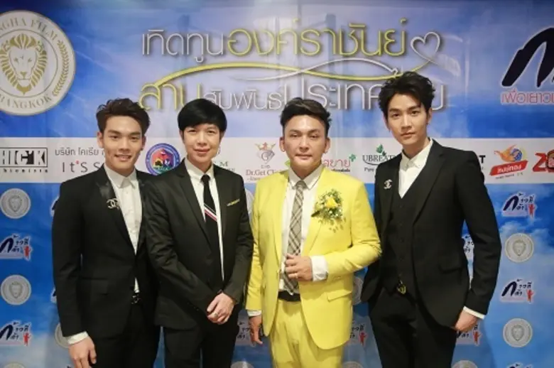 “ชัช-เก็ต” จัดงาน “เทิดทูนองค์ราชันย์ฯ” “คิมม่อน-ค็อปเตอร์ฯ” นำทีมคนดังร่วมงานคับคั่ง