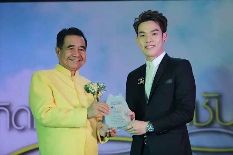 “ชัช-เก็ต” จัดงาน “เทิดทูนองค์ราชันย์ฯ” “คิมม่อน-ค็อปเตอร์ฯ” นำทีมคนดังร่วมงานคับคั่ง