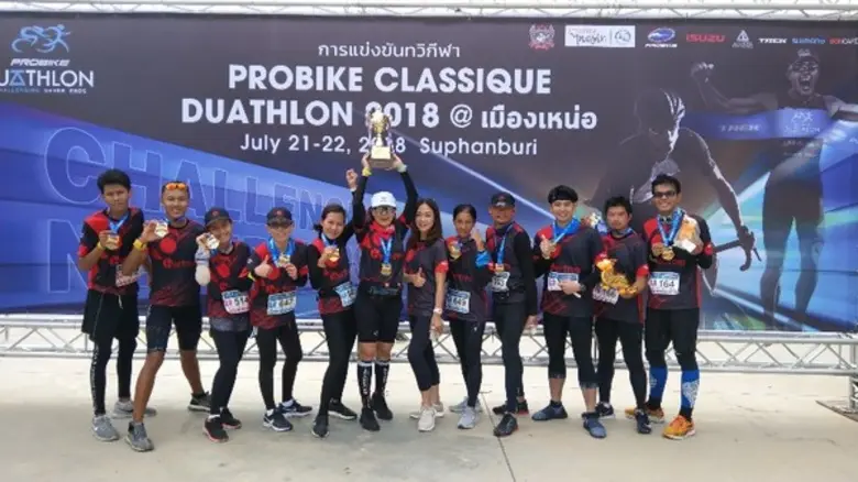 คุณสุวรรณา เอี่ยมพิกุล (6 จากซ้าย) ประธาน...