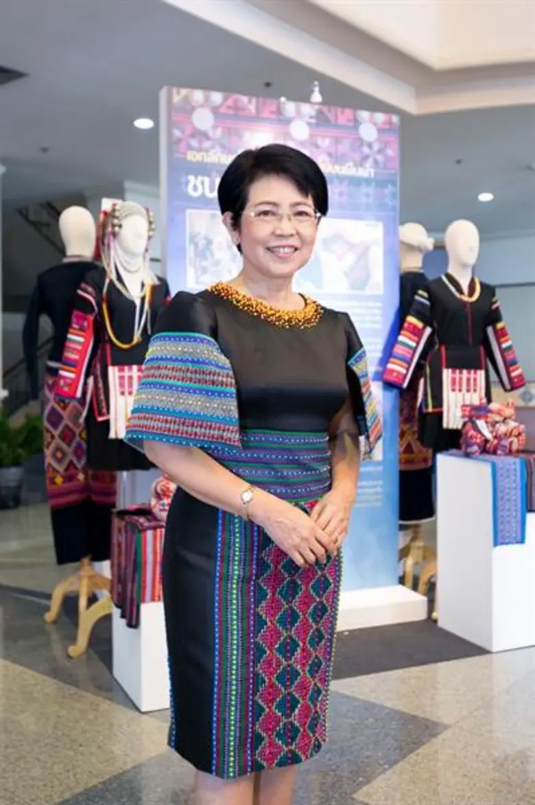 SACICT จัดกิจกรรมเทิดพระเกียรติฯ “ชีวิตใหม่ ใต้ร่มพระบารมี” ชูเอกลักษณ์และคุณค่างานหัตถกรรมของกลุ่มชนเผ่าและชาติพันธุ์ อาร์ม กรกันต์ ร่วมฟินาเล่ชุดชนเผา – อ.เผาทอง ร่วมวงเสวนา