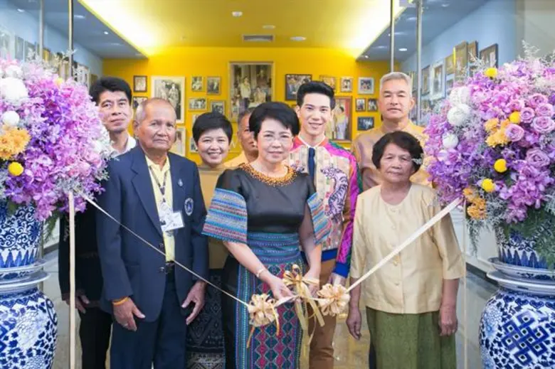 SACICT จัดกิจกรรมเทิดพระเกียรติฯ “ชีวิตใหม่ ใต้ร่มพระบารมี” ชูเอกลักษณ์และคุณค่างานหัตถกรรมของกลุ่มชนเผ่าและชาติพันธุ์ อาร์ม กรกันต์ ร่วมฟินาเล่ชุดชนเผา – อ.เผาทอง ร่วมวงเสวนา