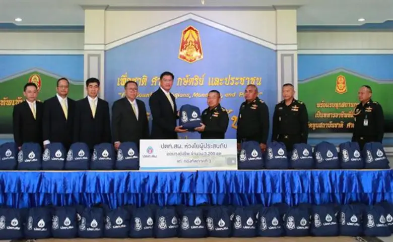 นายพงศธร ทวีสิน (ที่ 5 จากซ้าย) กรรมการผู...