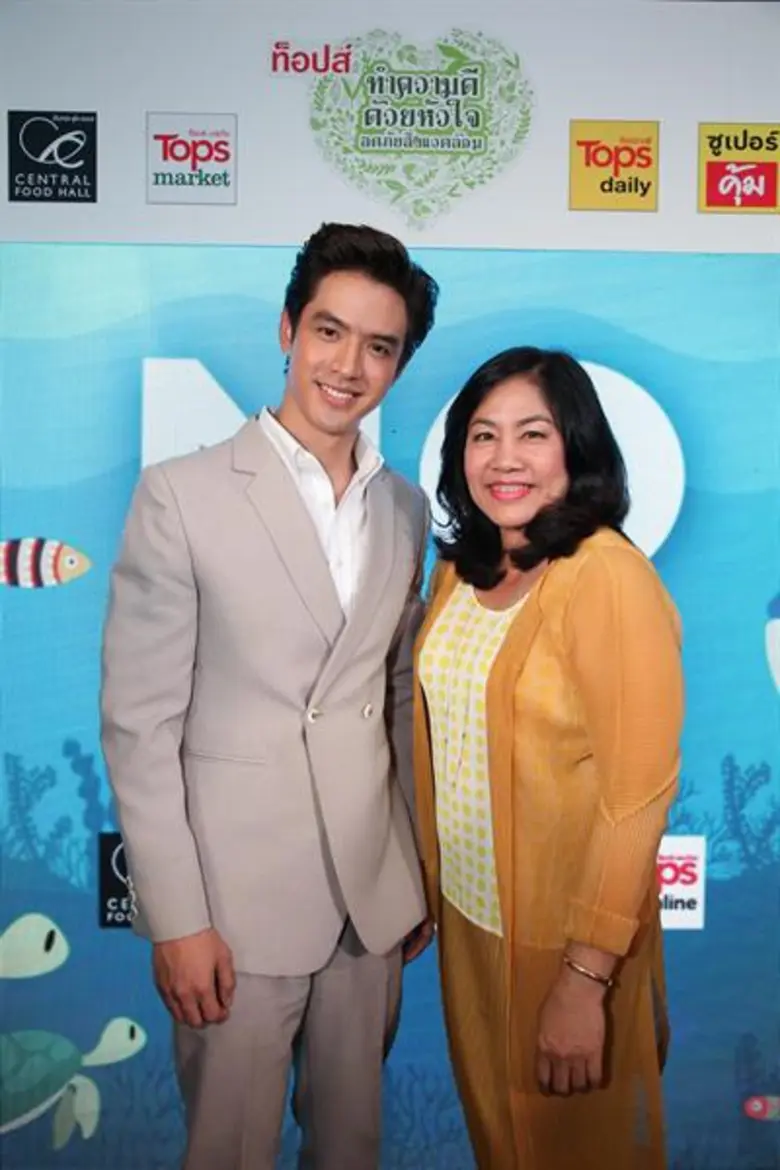 ห้างแตก!! 'ท็อปส์’ ชวน 'ฟิล์ม – ธนภัทร’ ร้องเพลงรัก อ้อนแฟน พร้อมรณรงค์ เซย์โน งดใช้ถุงพลาสติก