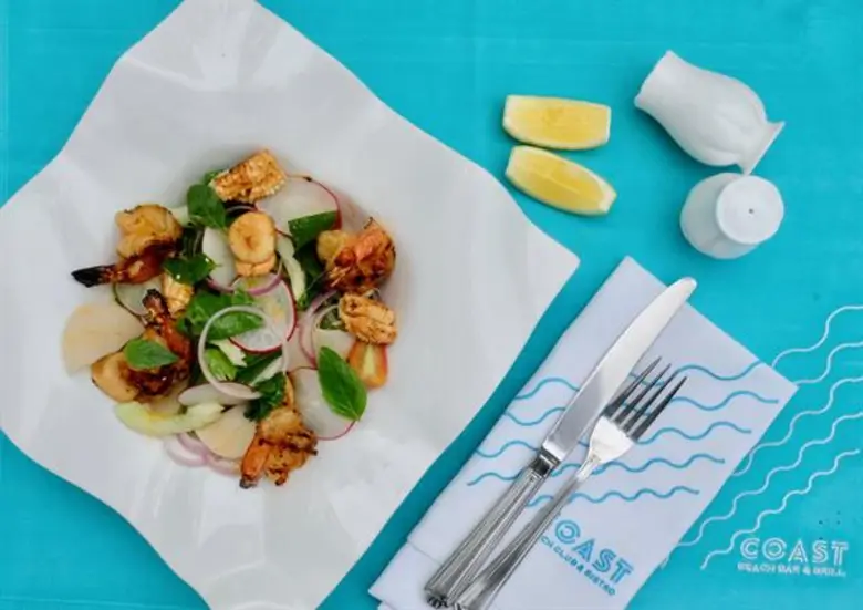 อิ่มเต็มที่กับ สลัดแสนอร่อย จากโคสต์บีชคลับและบิสโทรณ โรงแรมเซ็นทาราแกรนด์บีชรีสอร์ทและวิลลา หัวหิน