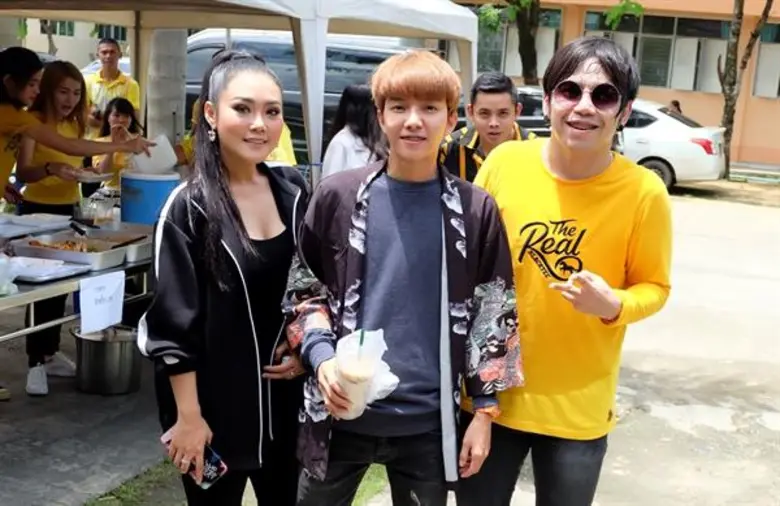 วงเฟลม สุดซาบซึ้งน้องๆ ศิลปิน อาร์สยาม และแฟนเพลง ร่วมกิจกรรมปันน้ำใจจากเพื่อนถึงเพื่อน ครั้งที่ 3 คับคั่ง