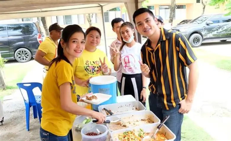 วงเฟลม สุดซาบซึ้งน้องๆ ศิลปิน อาร์สยาม และแฟนเพลง ร่วมกิจกรรมปันน้ำใจจากเพื่อนถึงเพื่อน ครั้งที่ 3 คับคั่ง