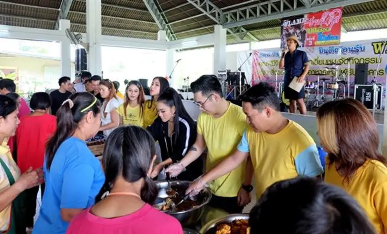 วงเฟลม สุดซาบซึ้งน้องๆ ศิลปิน อาร์สยาม และแฟนเพลง ร่วมกิจกรรมปันน้ำใจจากเพื่อนถึงเพื่อน ครั้งที่ 3 คับคั่ง