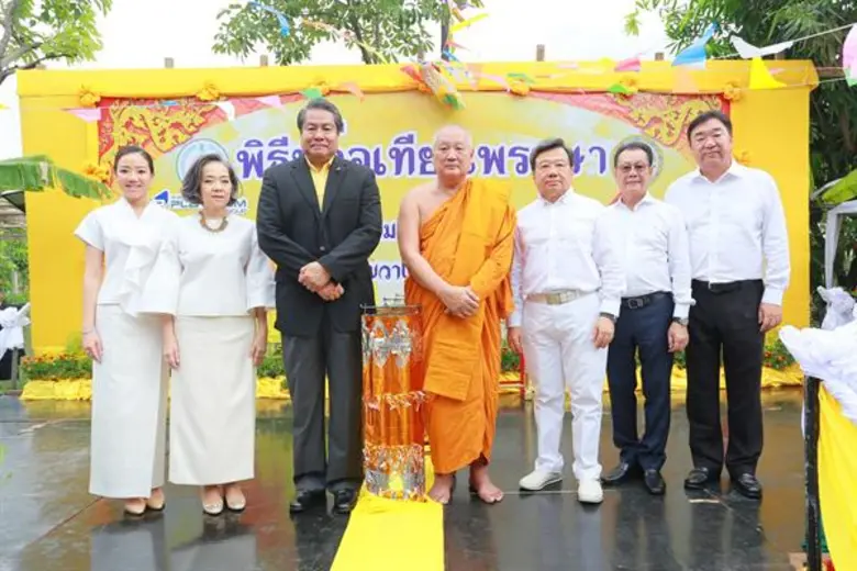 นายพลากร สุวรรณรัฐ (ที่ 3 จากซ้าย) องคมนต...