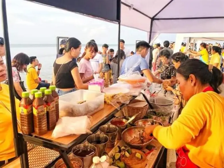 องค์การสะพานปลา (อสป.) โดยสำนักงานส่งเสริมการประมง สมาคมประมงจังหวัดประจวบคีรีขันธ์