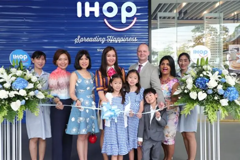 (ที่สองจากซ้าย: นางสาวสิรินฉัตร แสงศรี ผู...