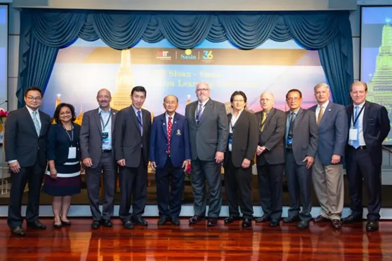 นายพารณ อิศรเสนา ณ อยุธยา ( ที่ 5 จากซ้าย...