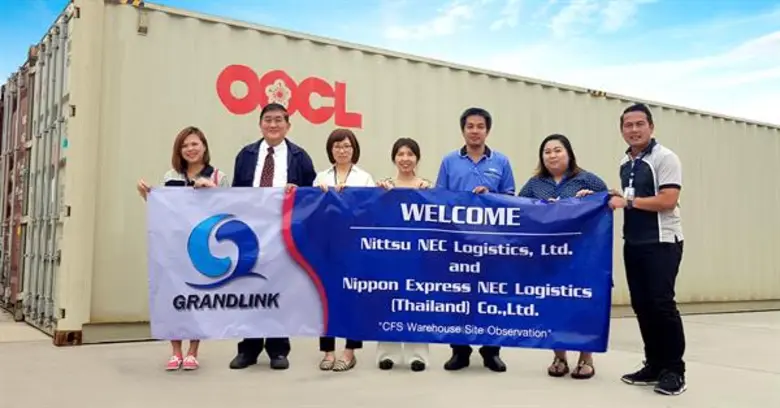 นางสาวนฤมล รัตนวรวิภา (ซ้ายสุด) ผู้ช่วยผู...