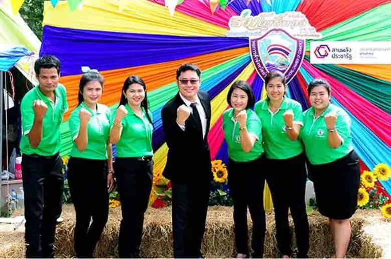 นายมนตรี บุญจรัส (กลาง) ประธานชมรมเกษตรปล...