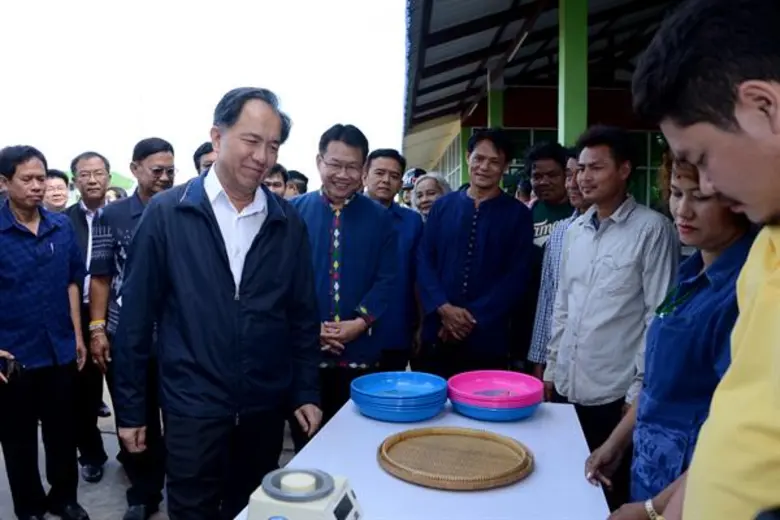 ชะลอขายข้าว : นายกฤษฎา บุญราช รัฐมนตรีว่า...