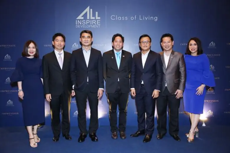 คุณธนากร ธนวริทธิ์ (ที่สามจากขวา) ประธานเ...