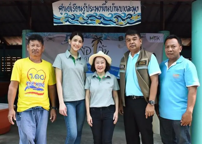 นางสาวศิรฐา สุขสว่าง (กลาง) ผู้ช่วยกรรมการผู้อำนวยก...