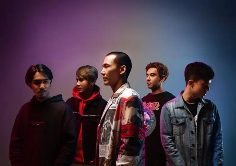 ไม่ว่าจะขยับตัวทำอะไร มักสร้างสีสันให้วงก...