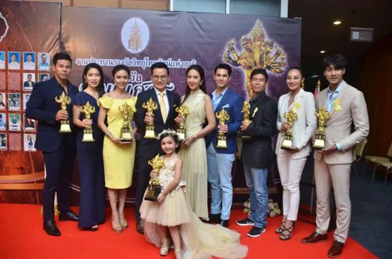 หม่อมน้อย-สินจัย-ปีเตอร์ นำทีมดารานักแสดงศิลปิน เข้ารับรางวัล พระพิฆเนศวร ครั้งที่ 6