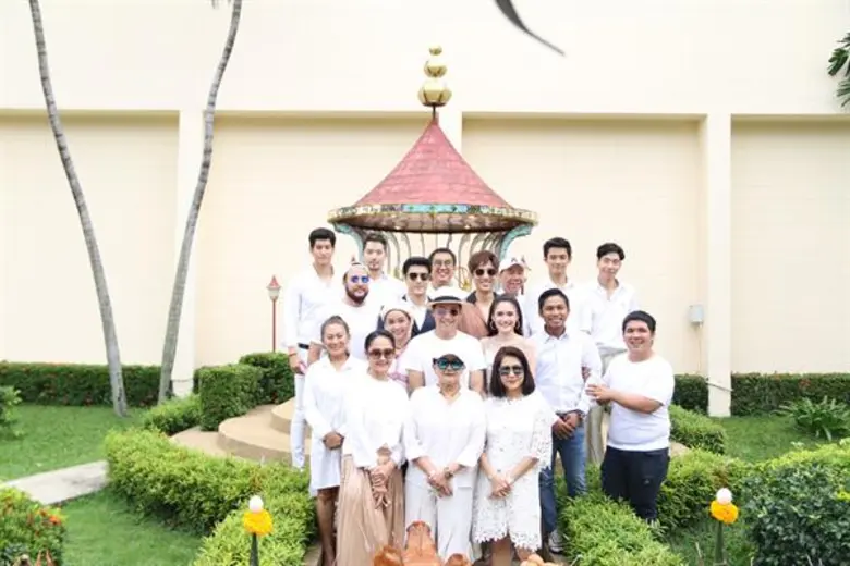 ผู้จัด อาร์ต พลังธรรม นำทีมทัพนักแสดงบวงสรวงละคร “แก้วกลางดง” พร้อมการโคจรประกบคู่กันครั้งแรกของ ไม้-วฤษฎิ์ และ อุ้ม-อิษยา