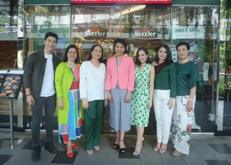 นงชนก สถานานนท์ (ที่ 4 จากซ้าย) ผู้ช่วยรอ...