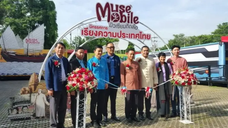 นายภราดร หอมแย้ม รองผู้อำนวยการองค์การสวน...