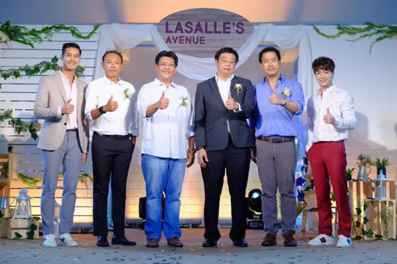 นายธนฑิต เจริญจันทร์ (ที่ 3 จากขวา) เจ้าห...