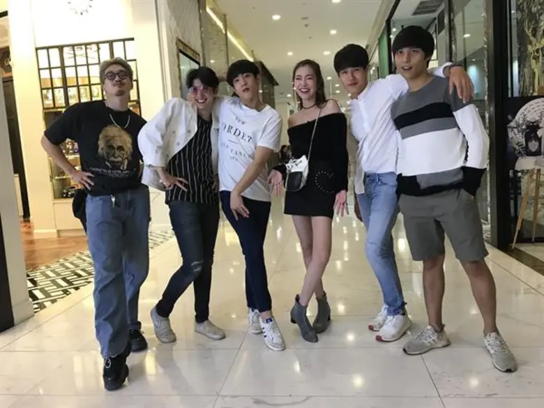 เรียกว่าแฮปปี้สุดๆ สำหรับแก๊งหนุ่มเพื่อนซ...