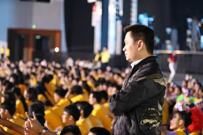 ใครได้เห็นคงจะนึกว่ามีซุปตาร์ที่ไหนมาบุก ...