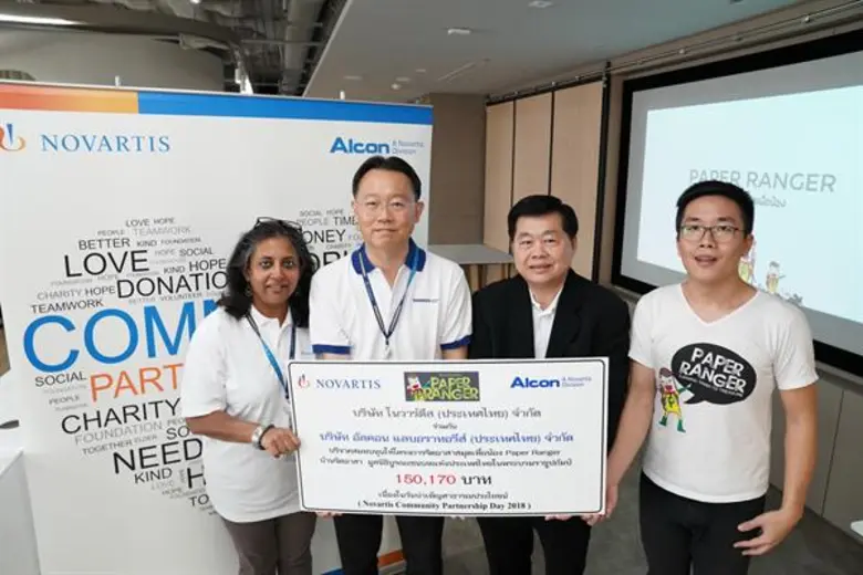 เมื่อเร็วๆ นี้ นางมีนากชี เนวาเทีย (ซ้ายส...