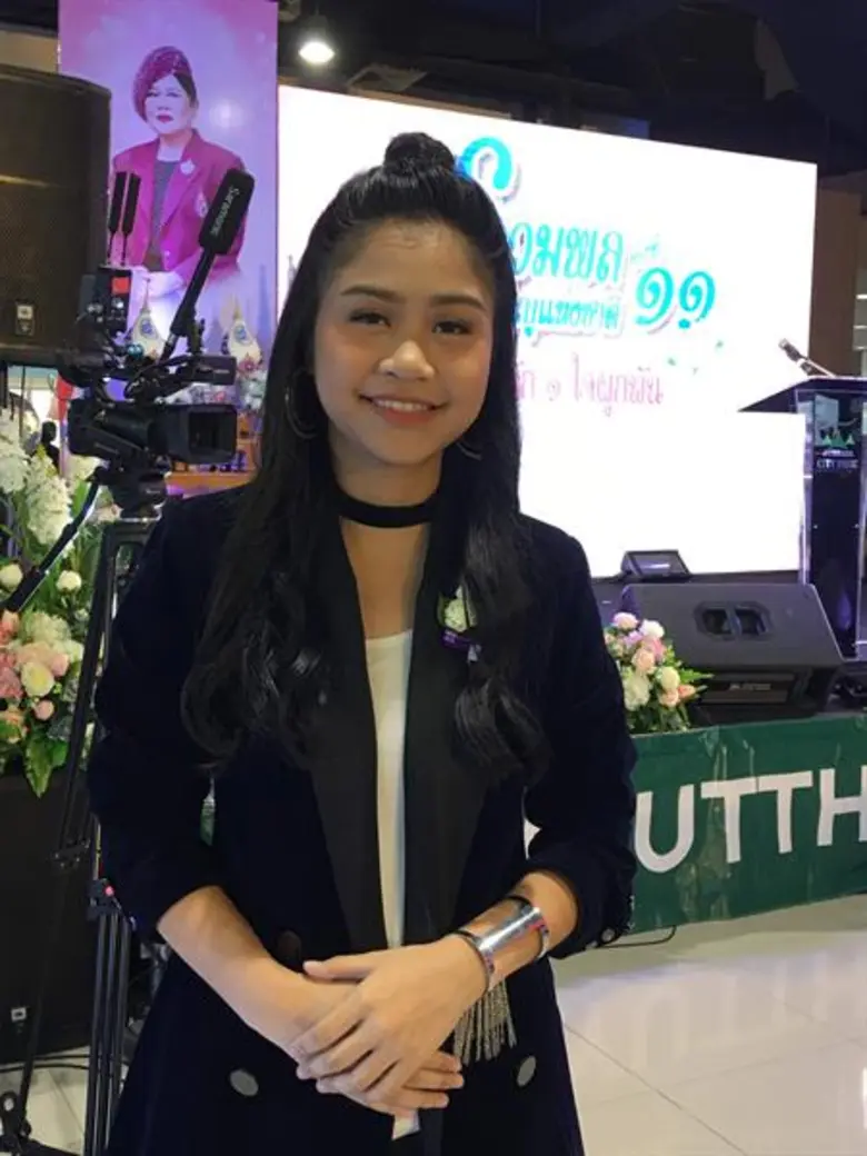 ปะแป้ง พลอยชมพู ร่วมร้องเพลงในงาน "รวมพลลูกกตัญญูแห่งชาติ" ครั้งที่ 11