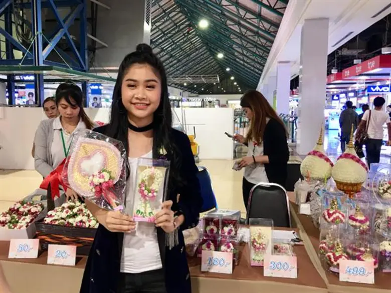 ปะแป้ง พลอยชมพู ร่วมร้องเพลงในงาน "รวมพลลูกกตัญญูแห่งชาติ" ครั้งที่ 11