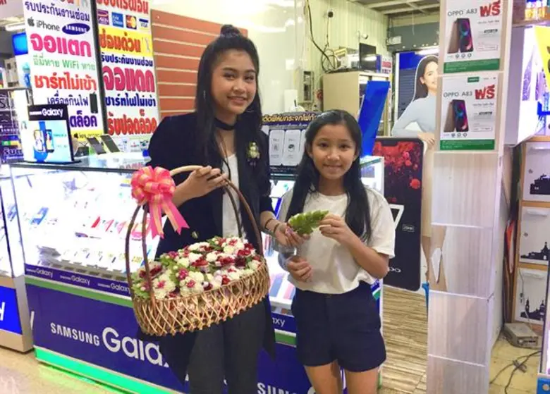 ปะแป้ง พลอยชมพู ร่วมร้องเพลงในงาน "รวมพลลูกกตัญญูแห่งชาติ" ครั้งที่ 11