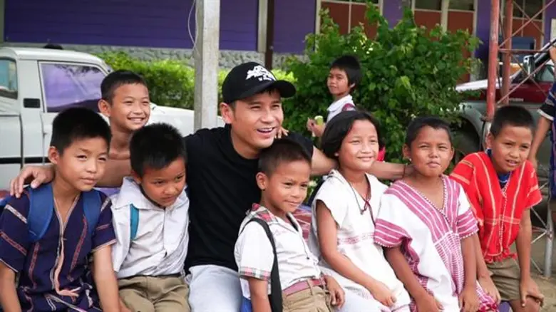 “ไผ่ พงศธร” ลุยทางชัน-ดินโคลน ฝนตกสุดทุลักทุเล ช่วยน้องๆ โรงเรียนบ้านโป่งลึก จ.เพชรบุรี