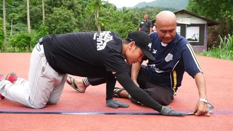“ไผ่ พงศธร” ลุยทางชัน-ดินโคลน ฝนตกสุดทุลักทุเล ช่วยน้องๆ โรงเรียนบ้านโป่งลึก จ.เพชรบุรี