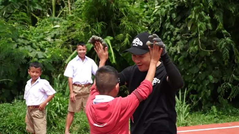 “ไผ่ พงศธร” ลุยทางชัน-ดินโคลน ฝนตกสุดทุลักทุเล ช่วยน้องๆ โรงเรียนบ้านโป่งลึก จ.เพชรบุรี