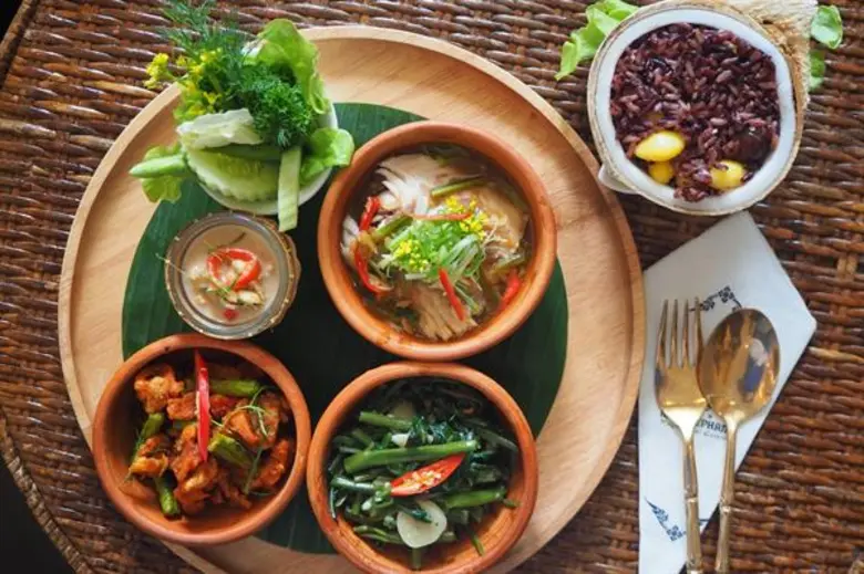 จากคุณแม่สู่คุณแม่ พาคุณแม่มารับประทานอาหารไทยต้นตำรับสูตรพิเศษ จากคุณแม่แห่ง บลู เอเลเฟ่นท์ อันคำนึงถึงสุขภาพของผู้เป็นแม่ทุกท่าน กับเมนูอาหารเพื่อสุขภาพและรสชาติถูกปาก ให้คุณแม่อิ่มเอมทั้งกายและใจ ในวันสุดพิเศษปีนี้