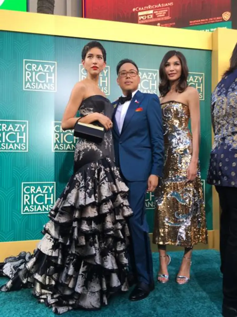 ผู้กำกับ จอน เอ็ม. ชู นำทีมนักแสดงจากภาพยนตร์คอมเมดี้ "Crazy Rich Asians" ร่วมงานพรีเมียร์เปิดตัวภาพยนตร์ ณ ลอสแอนเจลิส