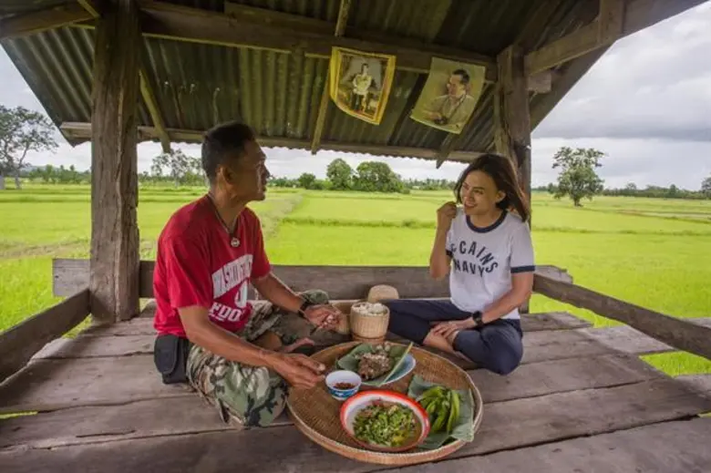 เหล่าดาราปลิ้มใจ ท่องเที่ยวตามวิถีไทย สัมผัสความงดงามของปรัชญาเศรษฐกิจพอเพียง ในโครงการ“แหล่งท่องเที่ยวตามรอยศาสตร์พระราชา สู่การเชื่อมโยงแอ่งท่องเที่ยว”