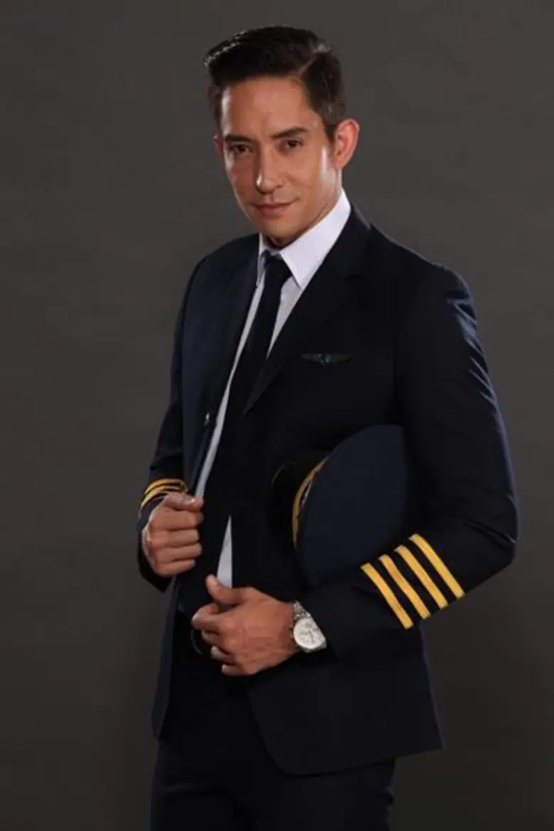 “หลุยส์ สก๊อต” ยืดอก!!สวมบทฮีโร่ โชว์ทักษะ สัมผัสชีวิตจริงนักบินฝึกหัด ในละคร “ใต้ปีกปักษา”