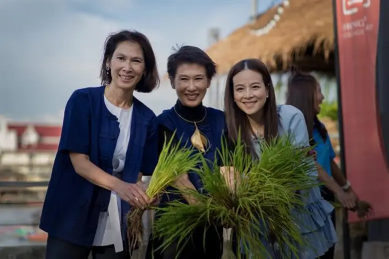 พลิกผืนดินเป็นผืนนา เนรมิต “นาล้ง” เชิดชูคุณค่าข้าวไทย ล้ง 1919 จัดนิทรรศการข้าวไทย แสดงภูมิปัญญา นวัตกรรม และนาข้าวเขียวชอุ่ม บนพื้นที่ประวัติศาสตร์ สุดฮิปริมแม่น้ำเจ้าพระยา 8-19 สิงหาคมนี้ “หวั่งหลี” ทำขวัญข้าวเอาฤกษ์เอาชัย – “มาดามแป้ง” ลุยดำนาเปิดแปลง