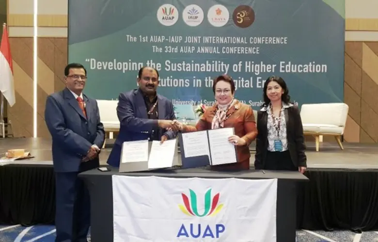 ผศ. ดร. จันทร์จิรา วงษ์ขมทอง อธิการบดี แล...