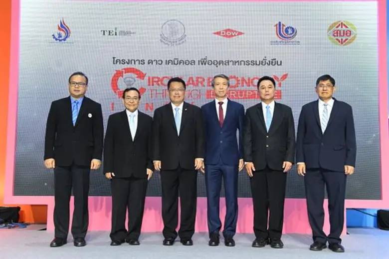 นายฉัตรชัย เลื่อนผลเจริญชัย (กลางขวา) ประ...