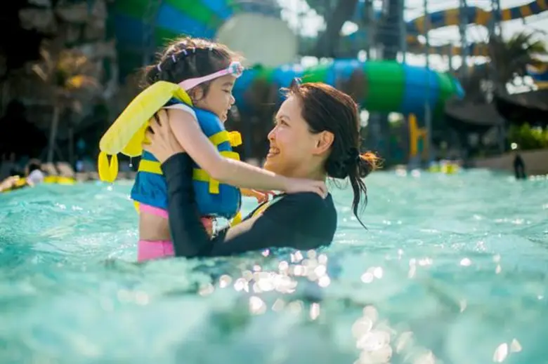 วันหยุดสุดฟิน พาคุณแม่เที่ยวสวนน้ำฟรี
